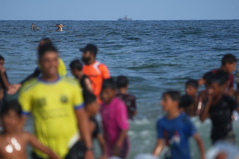 Un grupo de niños palestinos en la costa de Jan Yunis en la Franja de Gaza el 21 de agosto del 2026. (AP foto/Abdel Kareem Hana)