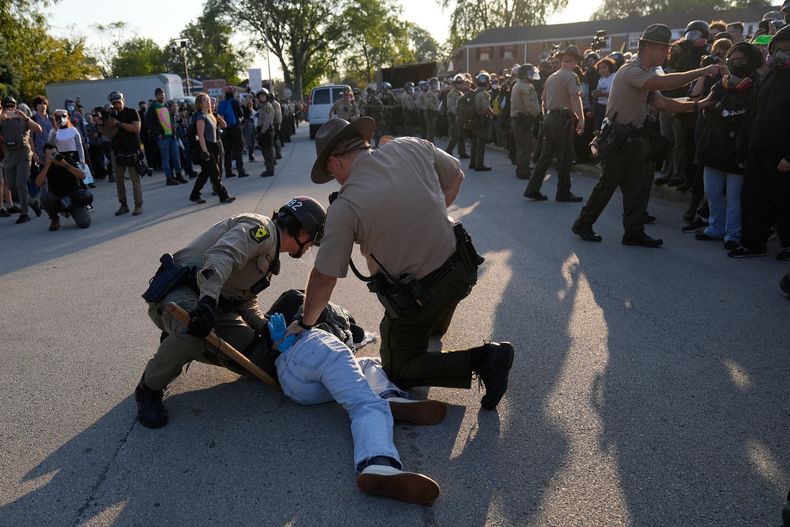 Agentes policiales detienen a un manifestante cerca de una instalación del Servicio de Inmigración y Control de Aduanas (ICE, por sus siglas en inglés) en Broadview, Illinois, el viernes 3 de octubre de 2025. (AP Foto/Erin Hooley)