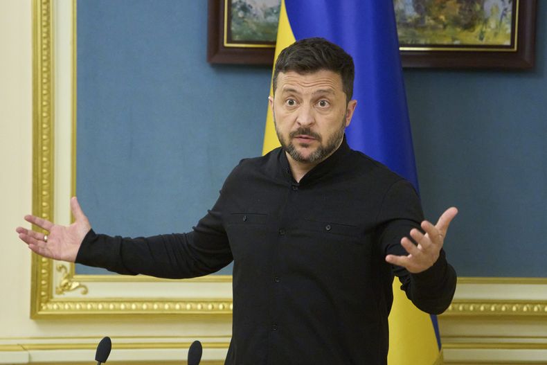 El presidente de Ucrania, Volodymyr Zelenskyy, habla durante una conferencia de prensa en Kiev, Ucrania, el lunes 19 de mayo de 2025. (AP Foto/Efrem Lukatsky)