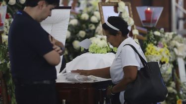 Varias personas rinden sus respetos al sacerdote jesuita y defensor de los derechos humanos José María Tojeira, después de su funeral en San Salvador, El Salvador, el jueves 11 de septiembre de 2025. (AP Foto/Salvador Meléndez)