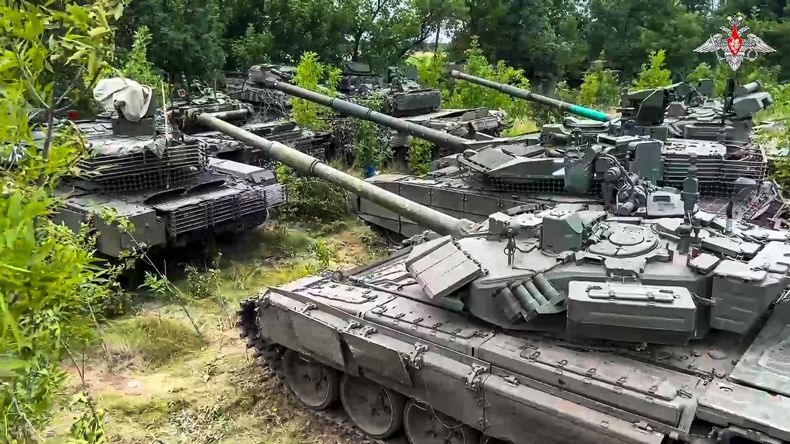 En esta imagen publicada por servicio de prensa del Ministerio ruso de Defensa el miércoles 12 de julio de 2023, tanques del grupo contratista militar ruso Wagner se ven estacionados antes de su entrega al ejército ruso en un lugar no revelado. El Ministerio dijo que el Grupo Wagner estaba completando la entrega de sus armas al ejército ruso, tras una breve rebelión de los mercenarios. (Servicio de prensa del Ministerio ruso de Defensa via AP)