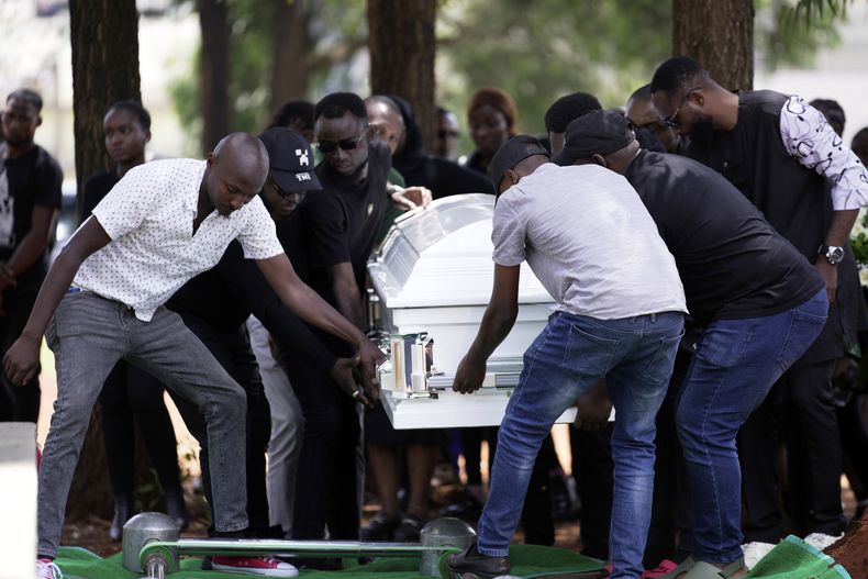 El funeral de Ladi Anzaki Olubunmi, una moderadora de TikTok que murió en circunstancias poco claras, en Nairobi, Kenia, el 17 de abril del 2025. (AP foto/Brian Inganga)
