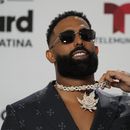 ARCHIVO - Eladio Carrión muestra su collar al posar para retratos en la alfombra azul de los Premios Billboard de la Música Latina en Coral Gables, Florida, el 5 de octubre de 2023. Carrión lanzó su álbum Sol María el 19 de enero de 2024. (Foto AP/Rebecca Blackwell, archivo)