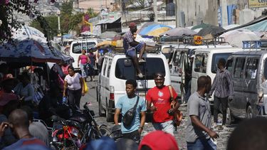 Vista de peatones y tráfico en una calle de Puerto Príncipe, Haití, 12 de marzo de 2024. (AP Foto/Odelyn Joseph)