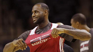 americateve | El superastro del Miami Heat dijo que se recupera de los problemas de deshidratación y calambres que sufrió en la noche del jueves, cuando se averió el aire acondicionado del arena de los San Antonio Spurs