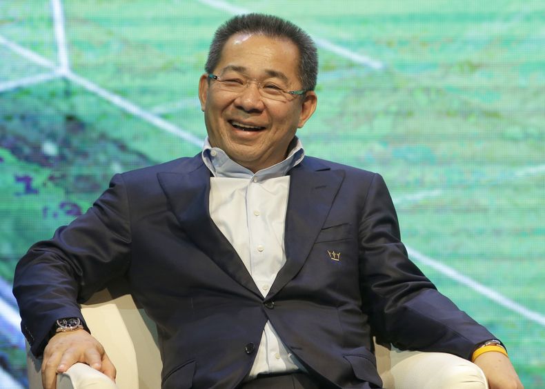 ARCHIVO - El presidente de la junta del Leicester, Vichai Srivaddhanaprabha, sonríe durante una conferencia de prensa en Bangkok, el 18 de mayo de 2016 (AP Foto/Sakchai Lalit, archivo)