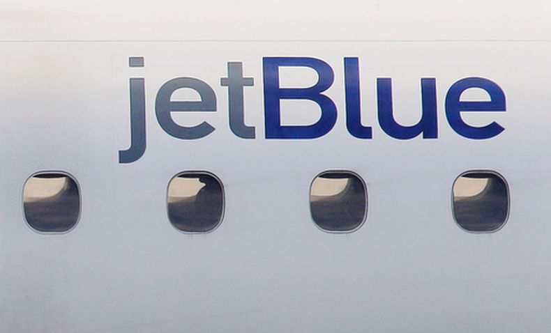 El logo de JetBlue en uno de sus aviones, en el Aeropuerto Internacional Logan de Boston, el 20 de enero del 2011. (AP foto/Stephan Savoia)