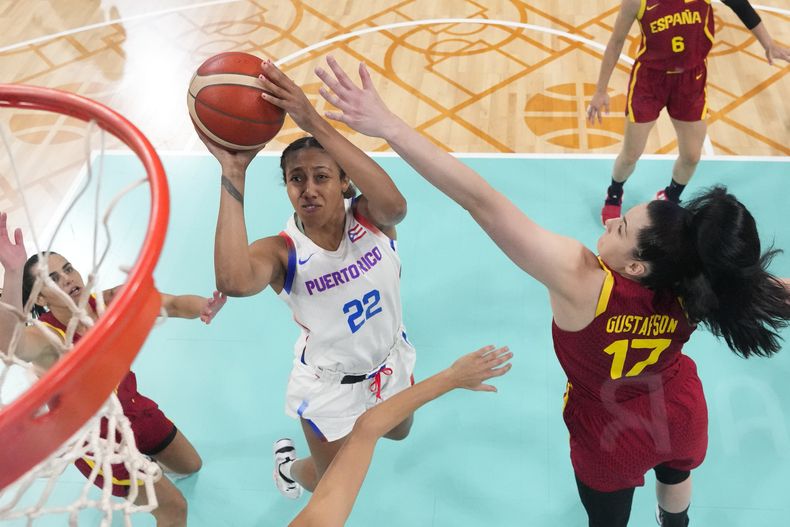 La puertorriqueña Arella Guirantes dispara al aro sobre la española Megan Gustafson en el baloncesto de los Juegos Olímpicos de París, el miércoles 31 de julio de 2024, en Villeneuve-dAscq, Francia. (AP Foto/Mark J. Terrill, Pool)