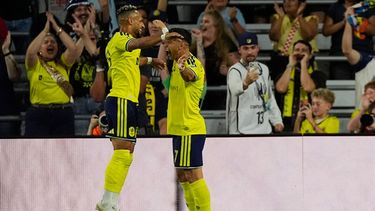 El delantero de Nashville Hany Mukhtar celebra con su compañero Cristian Espinoza tras anotar ante Toronto FC el sábado 26 de septiembre del 2026. (AP Foto/George Walker IV)