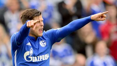 americateve | El jugador de Schalke, Klaas-Jan Huntelaar, festeja un gol contra Hannover en la Bundesliga el s&aacute;bado, 23 de agosto de 2014, en Hannover, Alemania. (AP Photo/dpa,Peter Steffen)