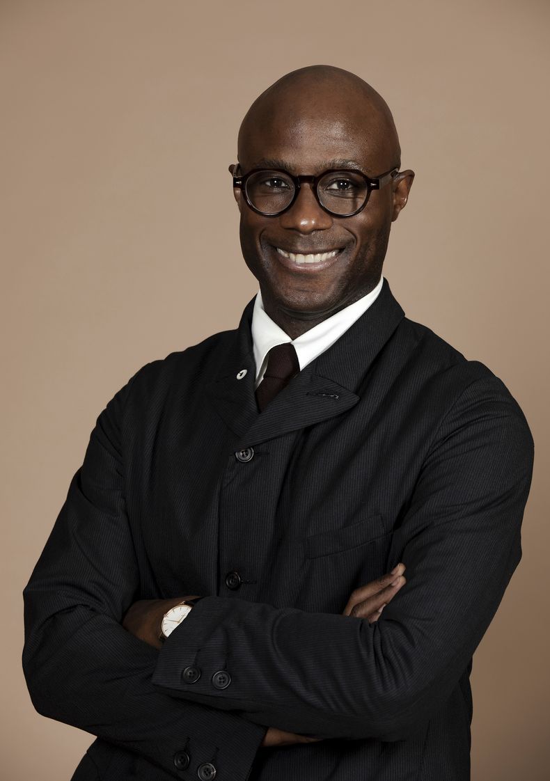 El cineasta Barry Jenkins posa para un retrato para promover la película Mufasa el lunes 9 de diciembre de 2024 en Los Ángeles. (Foto Rebecca Cabage/Invision/AP)