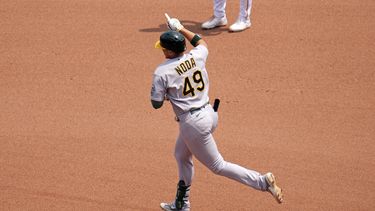 Ryan Noda, de los Atléticos de Oakland, festeja tras conectar un jonrón en el duelo del miércoles 7 de junio de 2023, ante los Piratas de Pittsburgh (AP Foto/Gene J. Puskar)