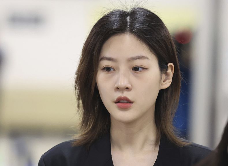 La actriz sudcoreana Kim Sae-ron llega al Tribunal del Distrito Central de Seúl, Corea del Sur, el miércoles 5 de abril de 2023. (Yonhap via AP)
