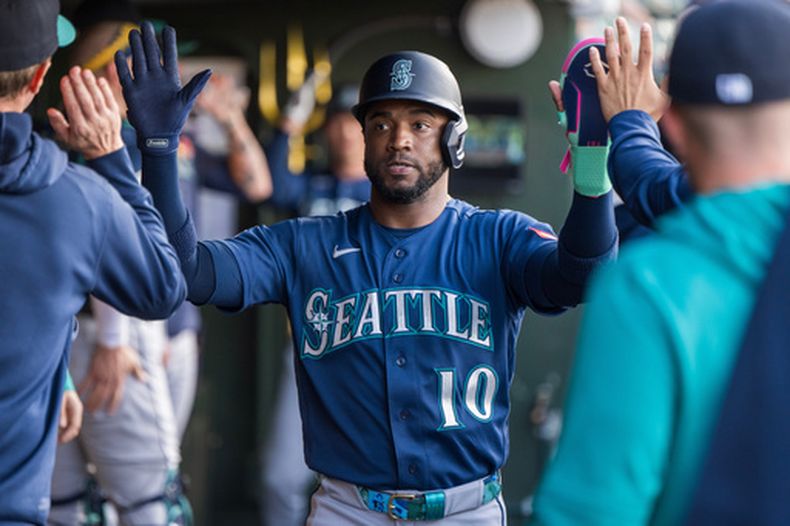 El dominicano Víctor Robles, de los Marineros de Seattle, celebra tras anotar en el juego del martes 26 de mayo de 2026, ante los Atléticos (AP Foto/Nic Coury)