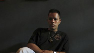El rapero y músico mexicano NSQK posa para una fotografía durante una entrevista para promocionar su álbum ATP, en la Ciudad de México, el lunes 12 de agosto de 2024. (Foto AP/Berenice Bautista)