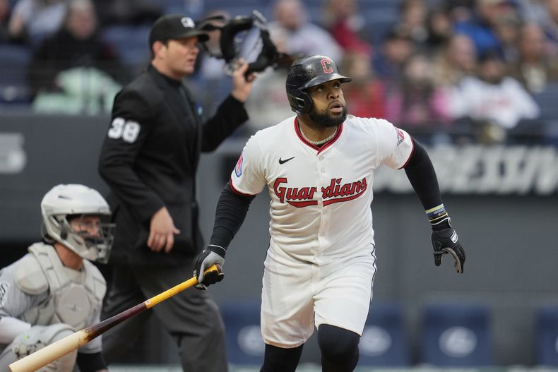 El dominicano Carlos Santana, de los Guardianes de Cleveland, comienza su avance tras conectar un jonrón ante los Medias Blancas de Chicago, el miércoles 9 de abril de 2025 (AP Foto/Sue Ogrocki)