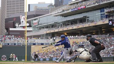 Corey Seager (5), de los Rangers de Texas, dispara jonrón de dos carreras durante la tercera entrada del juego de béisbol en contra de los Mellizos de Minnesota, el domingo 26 de mayo de 2024, en Minneapolis. (AP Foto/Abbie Parr)