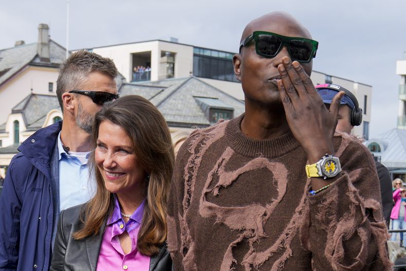 La princesa Martha Louise de Noruega y Durek Verret en un muelle en Alesund, Noruega, el viernes 30 de agosto de 2024, de donde partirán en barco a Geiranger para la celebración de su boda el sábado. (Heiko Junge/NTB via AP)