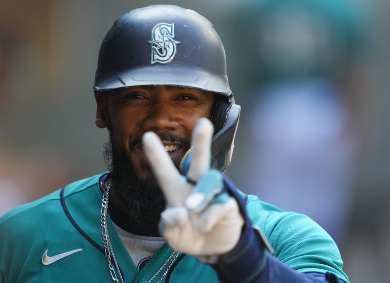 El dominicano Teoscar Hernández, de los Marineros de Seattle, festeja tras conseguir su segundo jonrón del duelo ante los Reales de Kansas City, el sábado 26 de agosto de 2023 (AP Foto/Lindsey Wasson)