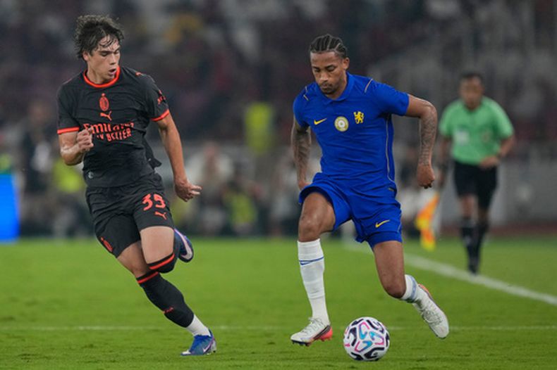 Joao Pedro del Chelsea controla el balón frente a Valeri Vladimirov del AC Milan en el encuentro de pretemporada en Jakarta, Indonesia el sábado 8 de agosto del 2026. (AP Foto/Dita Alangkara)
