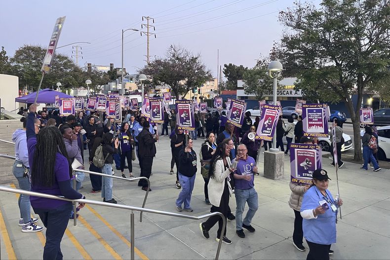 Trabajadores del condado Los Ángeles protestan afuera del Centro Médico General de Los Ángeles tras declararse en huelga el lunes 28 de abril de 2025, en Los Ángeles. (AP Foto/Jaimie Ding)