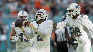 Bradley Chubb (2), linebacker de los Dolphins de Miami, celebra después de capturar al quarterback Trevor Siemian, de los Jets de Nueva York, durante la segunda mitad del juego de la NFL, el domingo 17 de diciembre de 2023, en Miami Gardens, Florida. (AP Foto/Rebecca Blackwell)