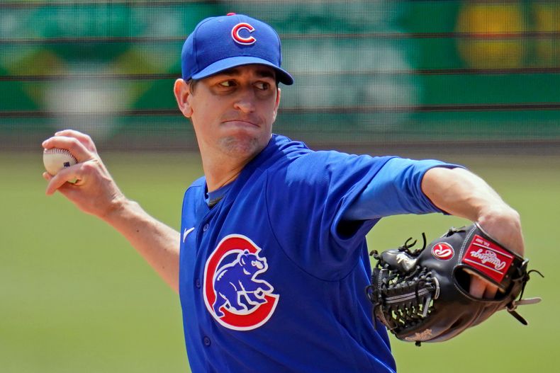 ARCHIVO - Kyle Hendricks, aabridor de los Cachorros de Chicago, trabaja durante la segunda entrada del juego de béisbol de Grandes Ligas contra los Piratas de Pittsburgh, el 27 de mayo de 2021. (AP Foto/Gene J. Puskar, Archivo)
