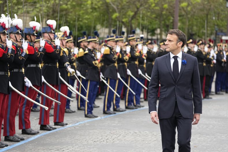El presidente de Francia, Emmanuel Macron, pasa revista a las tropas durante las ceremonias del Día de la Victoria, el lunes 8 de mayo de 2023 en París. El presidente de Francia, Emmanuel Macron, lideró el lunes la ceremonia tradicional en los Campos Elíseos de París en memoria del día que terminó la II Guerra Mundial en Europa en 1945. (AP Foto/Michel Euler, Pool)