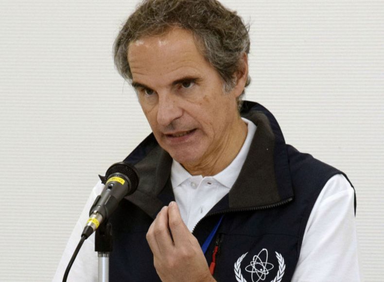 El director del Organismo Internacional de la Energía Atómica, Rafael Grossi, habla durante una conferencia de prensa en la central nuclear de Fukushima Daiichi en Okuma, Fukushima Japón, el miércoles 24 de junio de 2026. (Kyodo News via AP)