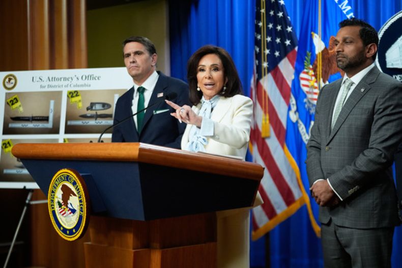 De izquierda a derecha: el secretario de Justicia interino Todd Blanche, la fiscal Jeanine Pirro y el director del FBI Kash Patel, en conferencia de prensa en la sede del Departamento de Justicia en Washington, el 27 de abril del 2026. (AP foto/Manuel Balce Ceneta)