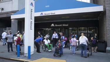 americateve | Peatones pasan frente al Hospital Mount Sinai de Nueva York. Un hombre que estuvo recientemente en Africa Occidental y ten&iacute;a fiebre y s&iacute;ntomas gastrointestinales fue hospitalizado en aislamiento el lunes mientras se le realizaban an&aacute;l