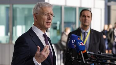 El ministro del Exterior de Letonia, Krisjanis Karins, habla con la prensa durante una reunión de cancilleres de la OTAN en la sede de la alianza en Bruselas, martes 28 de noviembre de 2023. (AP Foto/Geert Vanden Wijngaert)