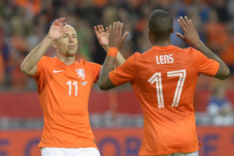 Jeremain Lens, de Holanda, festeja con su compa&ntilde;ero Arjen Robben, luego de anotar en un partido amistoso contra Gales, el mi&eacute;rcoles 4 de junio de 2014, en Amsterdam. (AP Foto/Ermindo Armino)