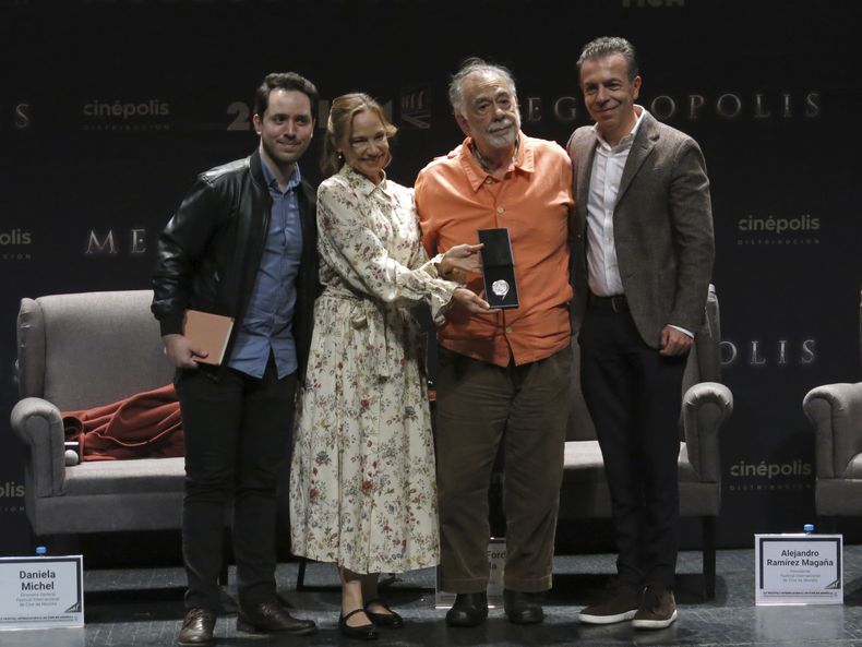 El director de cine Francis Ford Coppola, segundo por la derecha, posa para una foto, desde la izquierda, con el crítico de cine Alejandro Díaz de la Vega, con la directora del festival Daniela Michel y con el presidente del festival Alejandro Ramírez, en una conferencia de prensa sobre su película Megalópolis en el Festival de Cine de Morelia en Morelia, México, el martes 22 de octubre de 2024. (AP Foto/Berenice Bautista)