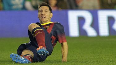 americateve | El jugador del Barcelona, Lionel Messi, aparece en el c&eacute;sped en un partido contra el Betis el domingo, 10 de noviembre de 2013, en Sevilla, Espa&ntilde;a. (AP Photo/Angel Fernandez)