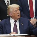 El presidente Donald Trump devuelve una pluma tras firmar una orden ejecutiva con la que se restablece la Prueba Presidencial de Aptitud Física en las escuelas públicas, el jueves 31 de julio de 2025, en el Salón Roosevelt de la Casa Blanca, en Washington. (AP Foto/Jacquelyn Martin)