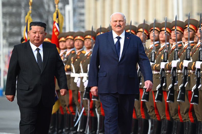 En esta imagen, distribuida por la Oficina de Prensa de la Presidencia de Bielorrusia, el líder de Corea del Norte, Kim Jong Un (izquierda), y el presidente bielorruso, Alexander Lukashenko, pasan revista a las tropas durante un acto oficial en Pyongyang, Corea del Norte, el 25 de marzo de 2026. (Oficina de Prensa de la Presidencia de Bielorrusia vía AP)