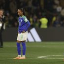 Las brasileñas Debinha (derecha) y Adriana reaccionan tras el empate 0-0 contra Jamaica que decretó su eliminación en el Mundial femenino, el miércoles 2 de agosto de 2023, en Melbourne, Australia. (AP Foto/Hamish Blair)