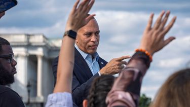 El líder de los demócratas en la Cámara de Representantes, Hakeem Jeffries, de Nueva York, habla a periodistas en el Capitolio en Washington, el miércoles 30 de septiembre 2026. (AP Foto/J. Scott Applewhite)