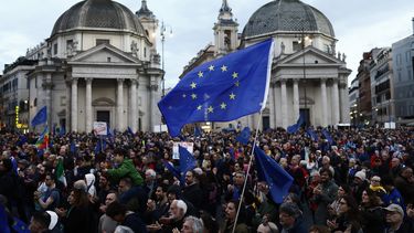 Un grupo de personas protesta durante una manifestación proeuropea en la céntrica Piazza del Popolo de Roma, Italia, el sábado 15 de marzo de 2025. (Cecilia Fabiano/LaPresse via AP)