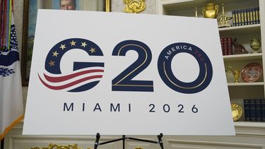 Un cartel de la cumbre del G20 de 2026 exhibido en el Despacho Oval de la Casa Blanca, en Washington, el viernes 5 de septiembre de 2025. (AP Foto/Alex Brandon)
