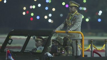 El general Min Aung Hlaing, director del consejo militar, inspecciona a la tropa en un desfile en Naipidó, Myanmar, el 27 de marzo del 2025. (AP foto/Aung Shine Oo)