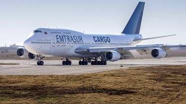 El avión Boeing 747 que era operado por la empresa venezolana Emtrasur, en la pista de aterrizaje de Córdoba, Argentina, el 6 de junio de 2022. (Foto AP /Sebastian Borsero)