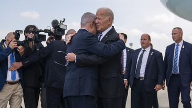 El presidente estadounidense Joe Biden es recibido por el primer ministro israelí, Benjamin Netanyahu, en el aeropuerto internacional Ben Gurion, el miércoles 18 de octubre de 2023, en Tel Aviv. (Foto AP/Evan Vucci)