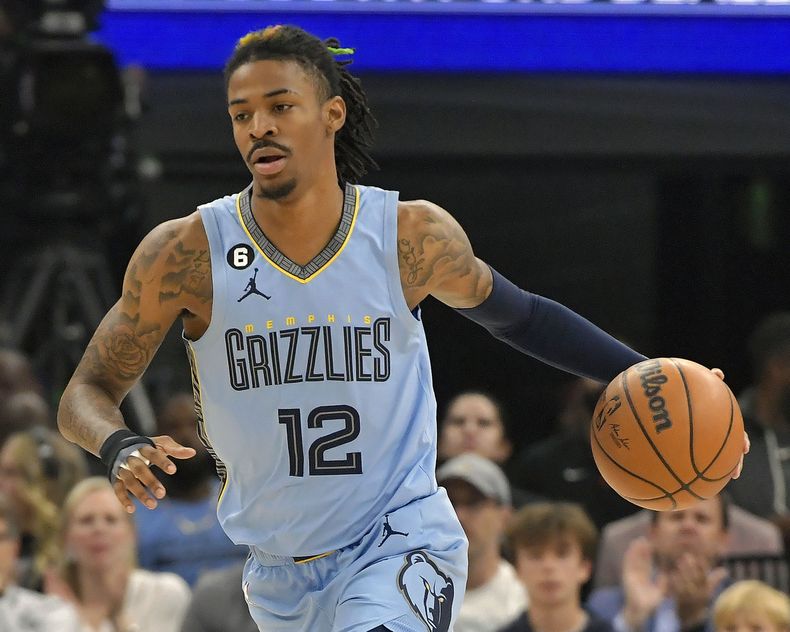 ARCHIVO - Foto del 26 de abril del 2023, el base de los Grizzlies de Memphis Ja Morant maneja el balón durante el juego 5 de la serie de primera ronda de la postemporada ante los Lakers de Los Ángeles. (AP Foto/Brandon Dill, File)