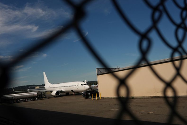 ARCHIVO - Un avión que realiza vuelos para el Servicio de Inmigración y Control de Aduanas de Estados Unidos (ICE, por sus siglas en inglés) que opera desde el aeropuerto internacional del King County en Seattle, el 23 de agosto de 2025, en Seattle. (AP Foto/Lindsey Wasson, Archivo)