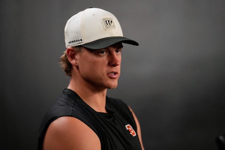 El quarterback de los Bengals de Cincinnati Joe Burrow habla en conferencia de prensa tras el entrenamiento del equipo el miércoles 17 de junio del 2026. (AP Foto/Carolyn Kaster)