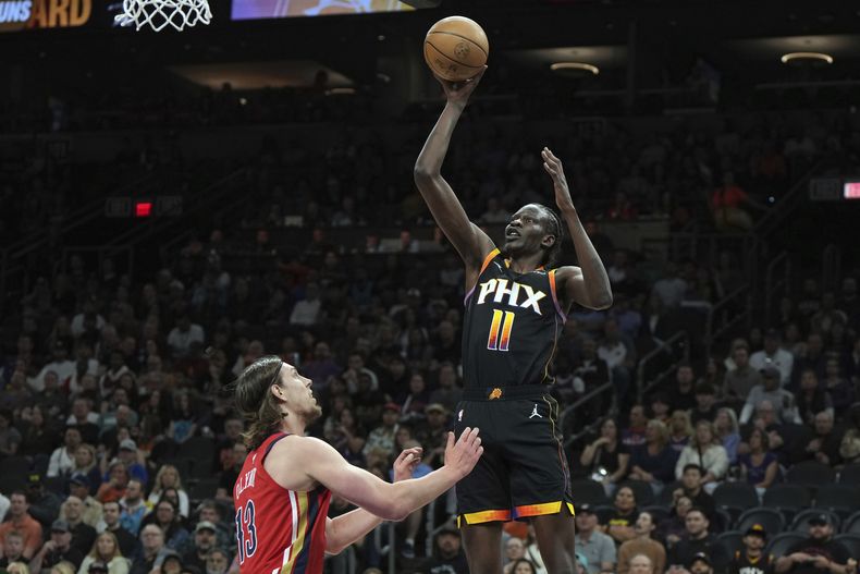 Bol Bol, pívot de los Suns de Phoenix, dispara frente a Kelly Olynyk, de los Pelicans de Nueva Orleáns, el viernes 28 de febrero de 2025 (AP Foto/Rick Scuteri)