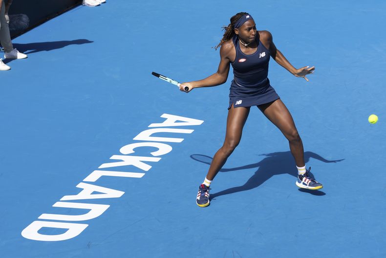 La estadounidense Coco Gauff disputa su duelo de primera ronda ante su compatriota Claire Liu en el torneo de Auckland el dos de enero del 2024. (Brett Phibbs/Photosport via AP)