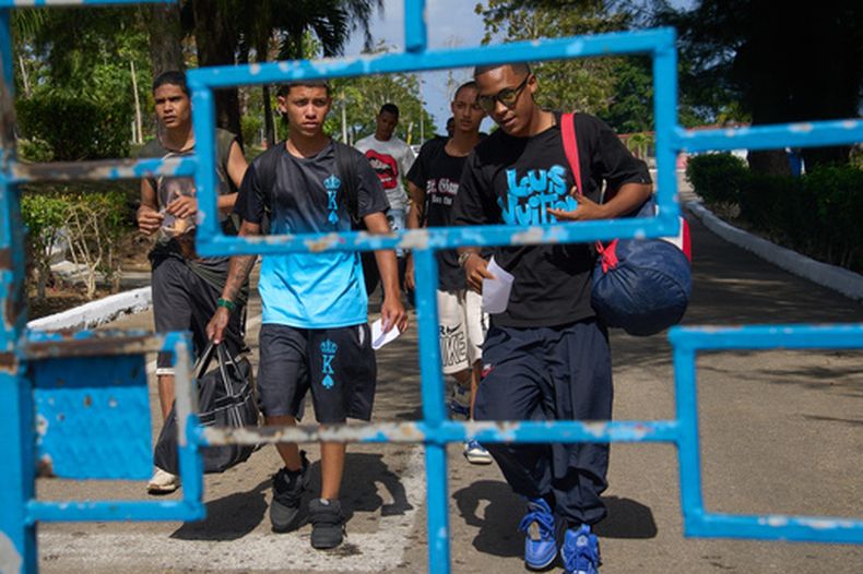 Presos salen de la penitenciaría de La Lima tras ser indultados en Guanabo, Cuba, el viernes 3 de abril de 2026. (AP Foto/Ramón Espinosa)